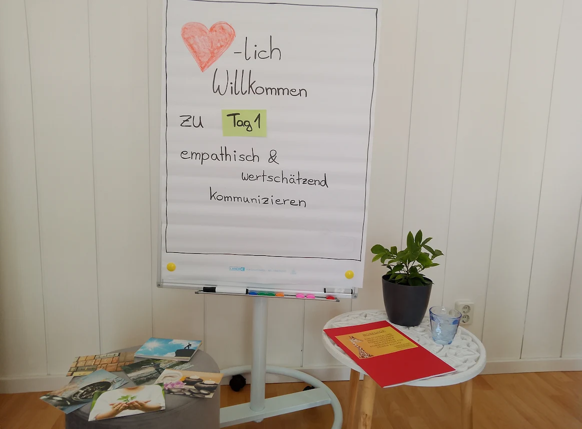 Flipchart „Herzlich Willkommen zu Tag 1 – empathisch und wertschätzend kommunizieren" beim GfK-Workshop von Ressourcensicht in Tharandt