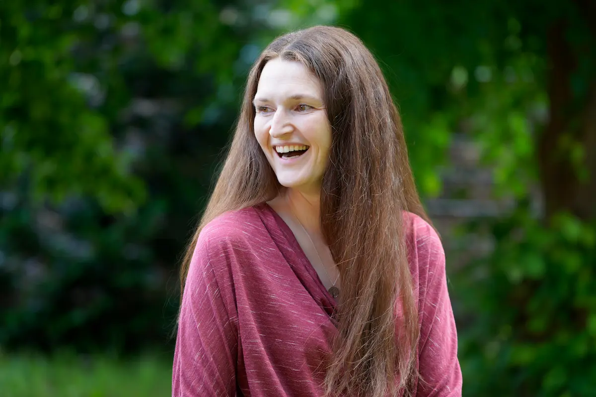 Jeanette Kircheis lacht im Garten – Diplom-Psychologin und systemische Beraterin aus Tharandt bei Dresden, Ressourcensicht